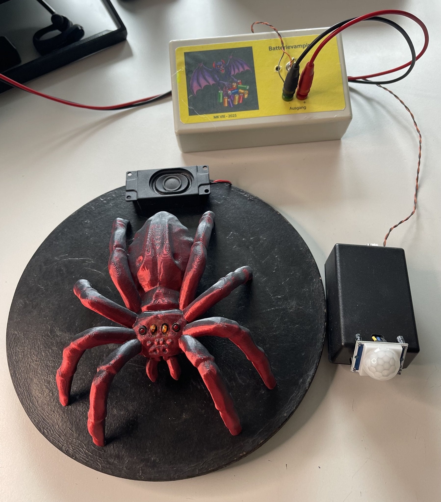 Halloween Spider – Die gruselige DIY - Spinne mit Sound und Lichteffekten - AZ - Delivery